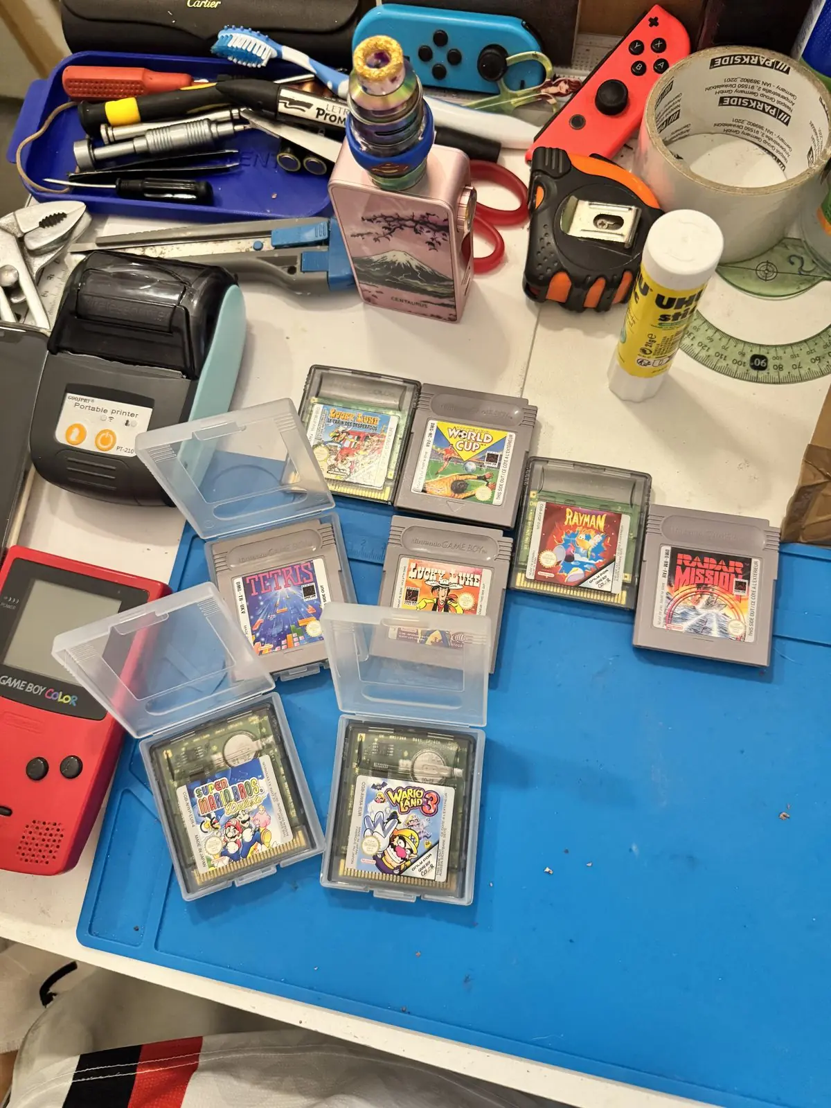L'établi de l'atelier : outils de soudure et cartouches Game Boy